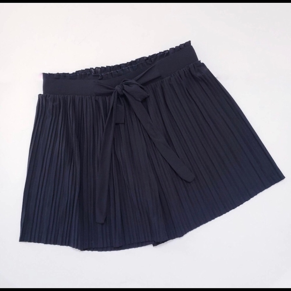 Soho Apparel: Black Pleaded Black Shorts . Size (S)
